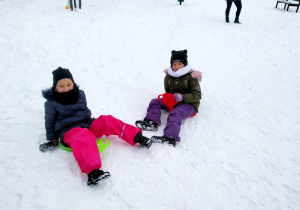 01 Dziewczynki siedzą na śniegu